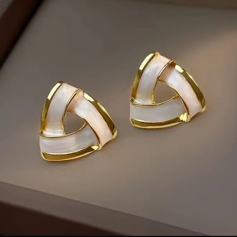 🌸Elegant GoldTone Geometric Triangular white ivory enamel Swirl earrings